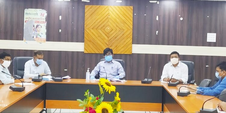 Jamshedpur DC held a meeting with the Incident Commander : होम आईसोलेशन में रह रहे कोरोना संक्रमतों पर जिला प्रशासन की पैनी नजर, प्रोटोकॉल का पूरी तरह पालन अनिवार्य Jamshedpur DC held a meeting with the Incident Commander : होम आईसोलेशन में रह रहे कोरोना संक्रमतों पर जिला प्रशासन की पैनी नजर, प्रोटोकॉल का पूरी तरह पालन अनिवार्य
