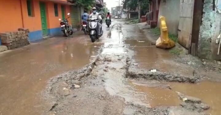 Adityapur Municipal Corporation Area : सीवरेज और ड्रेनेज सिस्टम ठीक करने के लिए डबल इंजन की सरकार ने करोड़ों की योजना दी, संवेदक ने खोदा गड्ढा, अब टापू में तब्दील है क्षेत्र Adityapur Municipal Corporation Area : सीवरेज और ड्रेनेज सिस्टम ठीक करने के लिए डबल इंजन की सरकार ने करोड़ों की योजना दी, संवेदक ने खोदा गड्ढा, अब टापू में तब्दील है क्षेत्र