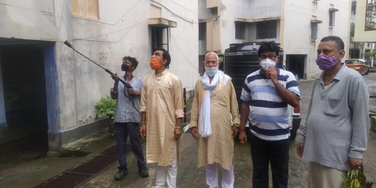Corona outbreak : खड़ंगाझार के आनंद विहार सोसाइटी व राधिका नगर क्षेत्र में करायी गयी सैनिटाइजिंग, लोगों ने ली राहत की सांस