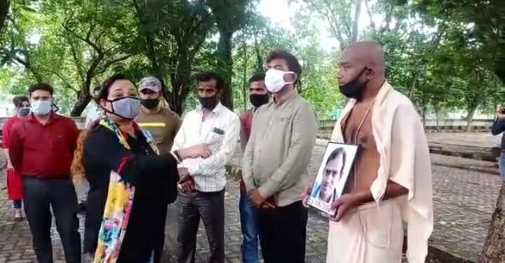 Protests by saloon operators in Jamshedpur : आर्थिक तंगी से जूझ रहे सैलून संचालकों ने किया सरकार के खिलाफ धरना-प्रदर्शन, 30 अगस्त तक नहीं मिला आदेश तो जबरन खोलेंगे अपने सैलून व पार्लर