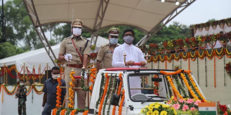jharkhand-cm-governor-flag-hoisting-राजधानी रांची में मुख्यमंत्री हेमंत सोरेन ने किया झंडोतोलन, निजी कंपनियों की नौकरियों में स्थानीय को मिलेगा 75 फीसदी आरक्षण, नये सिरे से परिभाषित होगी स्थानीयता, की नयी घोषणाएं, उपराजधानी दुमका में राज्यपाल द्रौपदी मुर्मू ने फहराया तिरंगा