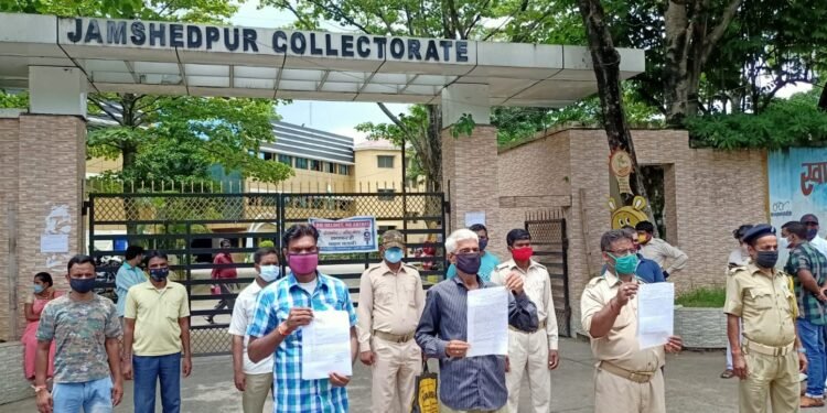 jamshedpur-homeguard-जमशेदपुर में होमगार्ड जवानों का प्रदर्शन, नहीं मिल रहा वेतन, भुखमरी के कगार पर होमगार्ड-video
