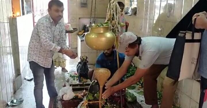 jamshedpur-last-savan-monday-सावन की अंतिम सोमवारी पर जमशेदपुर के शिवालयों में जलाभिषेक, deoghar-देवघर में भक्तों ने किये बाबाधाम के भोले बाबा का दर्शन jamshedpur-last-savan-monday-सावन की अंतिम सोमवारी पर जमशेदपुर के शिवालयों में जलाभिषेक, deoghar-देवघर में भक्तों ने किये बाबाधाम के भोले बाबा का दर्शन