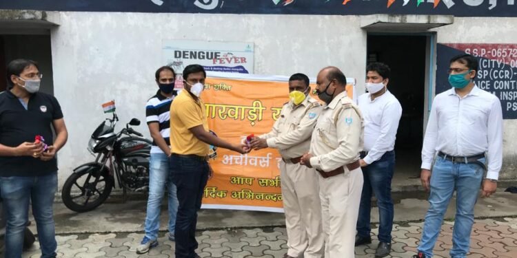 marwari-yuva-manch-मारवाड़ी युवा मंच ने पुलिसकर्मियों के बीच की सेवा, सैनिटाइजर के साथ गुलाब फूल देकर किया अभिनंदन marwari-yuva-manch-मारवाड़ी युवा मंच ने पुलिसकर्मियों के बीच की सेवा, सैनिटाइजर के साथ गुलाब फूल देकर किया अभिनंदन
