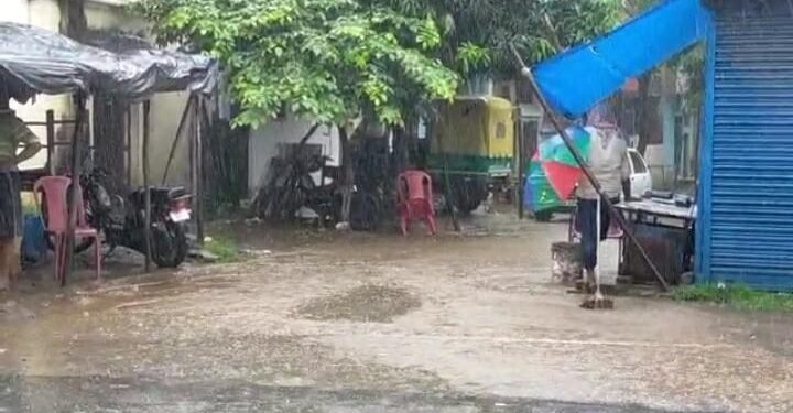 jamshedpur-weather-जमशेदपुर समेत आसपास भारी बारिश, सड़कें लबालब, बंगाल की खाड़ी में निम्म दबाव का प्रकोप, और क्या पड़ेगा असर, जानें jamshedpur-weather-जमशेदपुर समेत आसपास भारी बारिश, सड़कें लबालब, बंगाल की खाड़ी में निम्म दबाव का प्रकोप, और क्या पड़ेगा असर, जानें