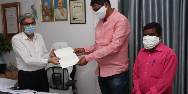 Memorandum: ग्रामीण इलाके में होने वाले आकस्मिक मौत के मामले में कोविड – 19 जांच शीघ्र कराने की सिविल सर्जन से मांग Memorandum: ग्रामीण इलाके में होने वाले आकस्मिक मौत के मामले में कोविड – 19 जांच शीघ्र कराने की सिविल सर्जन से मांग