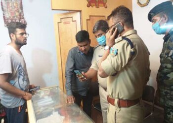 jharkhand-big-robbery-ज्वेलरी हाउस में दिनदहाड़े डकैती, लाखों के जेवरात ले गए बदमाश, दुकान मालिक को पिस्तौल के बट से मारकर किया घायल, डीवीआर भी साथ लेते गए