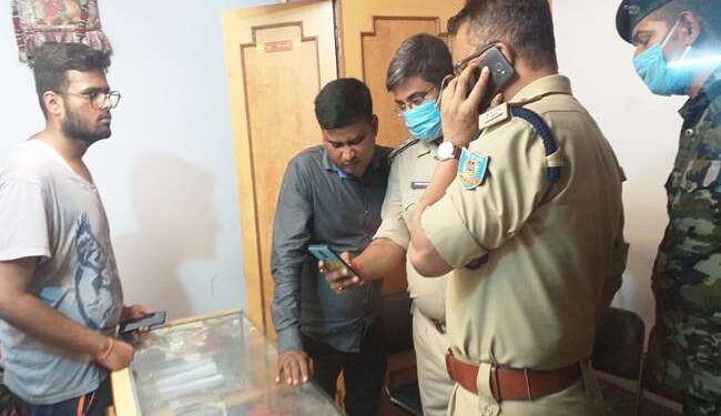 jharkhand-big-robbery-ज्वेलरी हाउस में दिनदहाड़े डकैती, लाखों के जेवरात ले गए बदमाश, दुकान मालिक को पिस्तौल के बट से मारकर किया घायल, डीवीआर भी साथ लेते गए