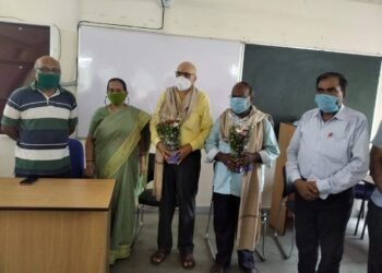 Jamshedpur : एबीएम कॉलेज में सेवानिवृत्त हुए दो कर्मचारियों को दी गयी विदाई