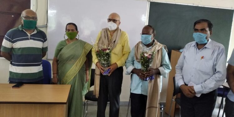 Jamshedpur : एबीएम कॉलेज में सेवानिवृत्त हुए दो कर्मचारियों को दी गयी विदाई Jamshedpur : एबीएम कॉलेज में सेवानिवृत्त हुए दो कर्मचारियों को दी गयी विदाई