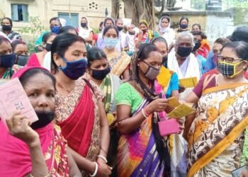 Jamshedpur : बोड़ाम में राशन डीलर की मनमानी, लाभुकों के राशन कार्ड में कर दी मार्च 2021 तक की इंट्री, ग्रामीणों ने डीसी से की शिकायत