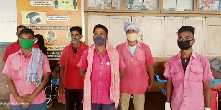 condition-of-coolies-of-Tatanagar-railway-station : लॉकडाउन के बाद खाने के लाले पड़े, अभी तो राजधानी व पुरुषोत्तम एक्सप्रेस ही हैं जीने का सहारा, क्या कहते हैं टाटानगर स्टेशन के कूली देखें-Video