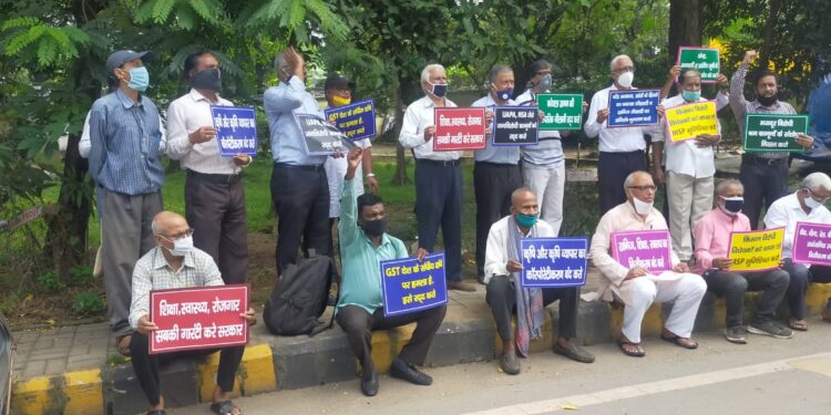 Jamshedpur : केंद्र सरकार की नीतियों के खिलाफ विभिन्न संगठनों ने किया जिला मुख्यालय पर प्रदर्शन