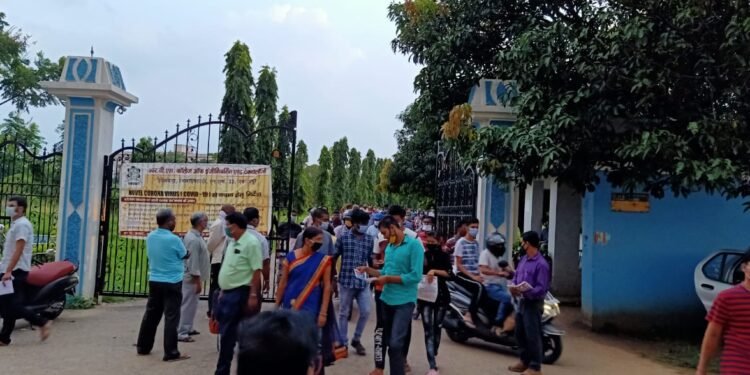 JEE Advanced Exam-2020 : जमशेदपुर में तीन केंद्रों पर हुई जेईई एडवांस परीक्षा, कोविड नियमों का रखा गया विशेष ध्यान, पेपर वन की अपेक्षा पेपर टू रहा आसान JEE Advanced Exam-2020 : जमशेदपुर में तीन केंद्रों पर हुई जेईई एडवांस परीक्षा, कोविड नियमों का रखा गया विशेष ध्यान, पेपर वन की अपेक्षा पेपर टू रहा आसान