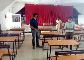jamshedpur-rural-परीक्षा को लेकर घाटशिला बीडीओ ने किया जामिनी कांत बीएड कॉलेज का निरीक्षण, कोविड नियमों पर दिये दिशा-निर्देश jamshedpur-rural-परीक्षा को लेकर घाटशिला बीडीओ ने किया जामिनी कांत बीएड कॉलेज का निरीक्षण, कोविड नियमों पर दिये दिशा-निर्देश