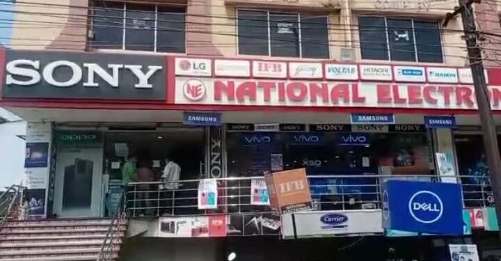 Jamshedpur : नेशनल इलेक्ट्रॉनिक्स के मानगो आउटलेट में ग्राहक ने किया हंगामा, छूट के नाम पर ग्राहकों को लगा रहा चूना, एक पंखे की बिक्री पर ग्राहकों से वसूले जा रहे 1254 रुपये अधिक
