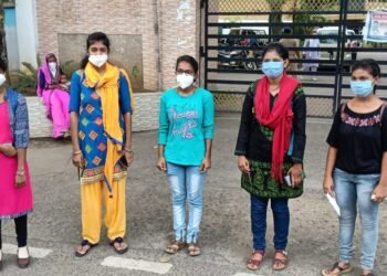 Jamshedpur : पारा मेडिकल की छात्राएं अनुदान राशि के लिए उपायुक्त से मिलीं, कोरोना जांच के लिए लगाया गया है कैंप