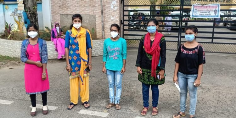 Jamshedpur : पारा मेडिकल की छात्राएं अनुदान राशि के लिए उपायुक्त से मिलीं, कोरोना जांच के लिए लगाया गया है कैंप