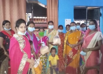 Jamshedpur : नारी शक्ति वीरांगना ने जरूरतमंदो के बीच किया राशन और मास्क का वितरण Jamshedpur : नारी शक्ति वीरांगना ने जरूरतमंदो के बीच किया राशन और मास्क का वितरण