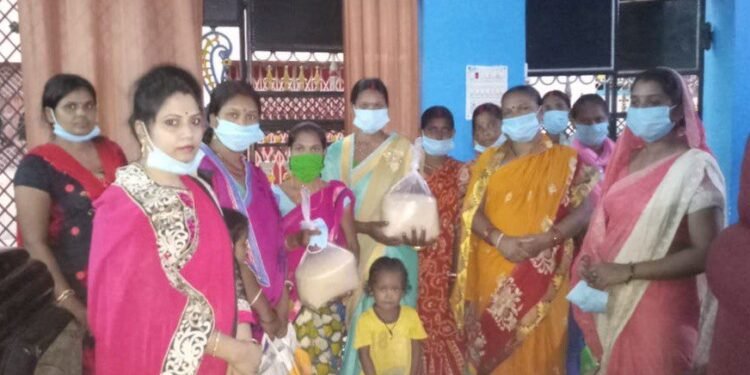 Jamshedpur : नारी शक्ति वीरांगना ने जरूरतमंदो के बीच किया राशन और मास्क का वितरण
