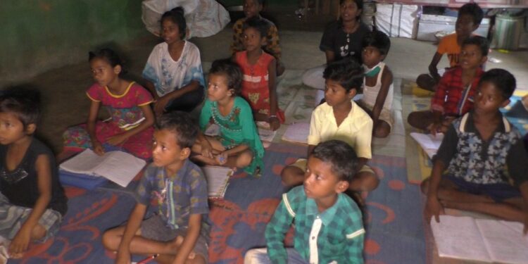 jamshedpur-rural-संस्कार फॉर टुडे नक्सल प्रभावित गुड़ाबांदा के कोसाफलिया गांव में गरीब-आदिवासी बच्चों को कर रहा है शिक्षित, अभी तक किसी तरह का नहीं मिला है सहयोग