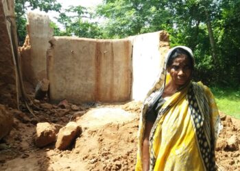 jamshedpur-rural-सरडीहा गांव में विगत दिनों हुई बारिश से दो घर ध्वस्त, एक महिला देवर के घर तो दूसरी क्लब भवन में रहने पर है मजबूर, पीएम आवास देने की लगाई गुहार