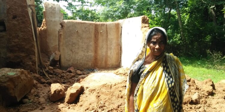 jamshedpur-rural-सरडीहा गांव में विगत दिनों हुई बारिश से दो घर ध्वस्त, एक महिला देवर के घर तो दूसरी क्लब भवन में रहने पर है मजबूर, पीएम आवास देने की लगाई गुहार