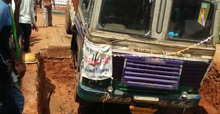 jamshedpur-rural-चाकुलिया पुराना बाजार स्थित कांटा घर के पास के पास खोदे गए गड्डे में घुसा ट्रक, कोई हताहत नहीं jamshedpur-rural-चाकुलिया पुराना बाजार स्थित कांटा घर के पास के पास खोदे गए गड्डे में घुसा ट्रक, कोई हताहत नहीं