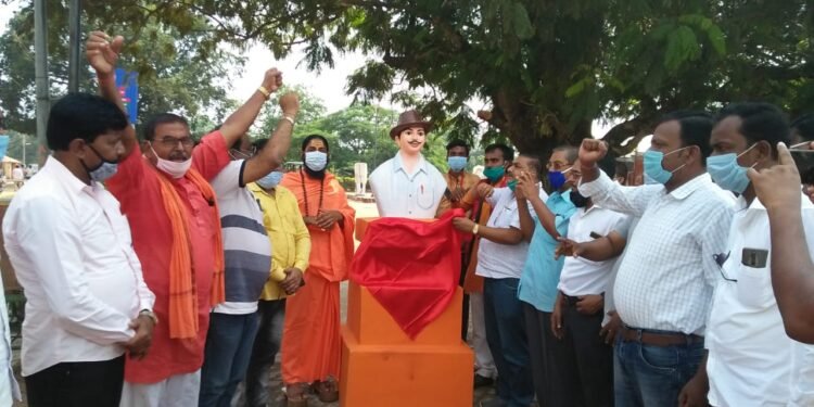 jamshedpur-rural-चाकुलिया में स्वामी हंसानंद महराज ने शहीद भगत सिंह की प्रतिमा का किया अनावरण, कहा-युवा उनकी जीवनी से प्रेरणा ले jamshedpur-rural-चाकुलिया में स्वामी हंसानंद महराज ने शहीद भगत सिंह की प्रतिमा का किया अनावरण, कहा-युवा उनकी जीवनी से प्रेरणा ले