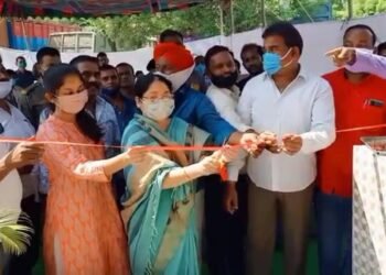 jamshedpur-ईचागढ़ विधायक सविता महतो ने गैरेज गांव में वाटर हार्वेस्टिंग सिस्टम का किया उद्घाटन,कहा-भविष्य के लिए पानी के लेबल को बचाना भी जरूरी jamshedpur-ईचागढ़ विधायक सविता महतो ने गैरेज गांव में वाटर हार्वेस्टिंग सिस्टम का किया उद्घाटन,कहा-भविष्य के लिए पानी के लेबल को बचाना भी जरूरी