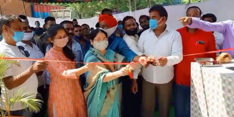 jamshedpur-ईचागढ़ विधायक सविता महतो ने गैरेज गांव में वाटर हार्वेस्टिंग सिस्टम का किया उद्घाटन,कहा-भविष्य के लिए पानी के लेबल को बचाना भी जरूरी