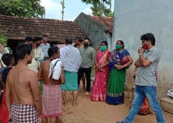 jamshedpur-rural-डुमरिया के दिवंगत भाजपा कार्यकर्ताओं के परिजनों से मिले पूर्व विधायक मेनका सरदार और प्रदेश प्रवक्ता कुणाल षाड़ंगी, सहयोग का दिया आश्वासन