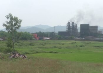 west-singhbhum-झींकपानी के नयागांव में साई स्पंज प्लांट से ग्रामीण परेशान, माइनिंग नियमों की उड़ रही धज्जियां, विभाग मौन