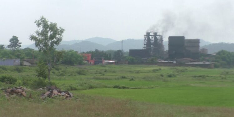 west-singhbhum-झींकपानी के नयागांव में साई स्पंज प्लांट से ग्रामीण परेशान, माइनिंग नियमों की उड़ रही धज्जियां, विभाग मौन
