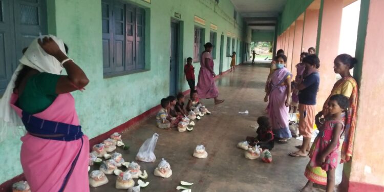 jamshedpur-rural-चाकुलिया केएनजे स्कूल में कोविड-19 के गाइडलाइन पर चल रहा आंगनबाड़ी केन्द्र, सेविका ने कहा-पोषाहार राशि नही मिलने से हो रही परेशानी jamshedpur-rural-चाकुलिया केएनजे स्कूल में कोविड-19 के गाइडलाइन पर चल रहा आंगनबाड़ी केन्द्र, सेविका ने कहा-पोषाहार राशि नही मिलने से हो रही परेशानी