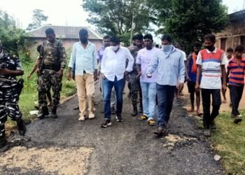 jamshedpur-rural-चाकुलिया के बाघघोरी में पीएमजीएसवाई के तहत बन रहे सड़क निर्माण में अनियमितता की शिकायत, विधायक ने निरीक्षण किया और ग्रामीणों की मांग पर बंद कराया काम