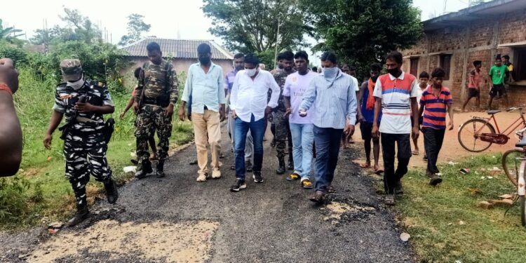 jamshedpur-rural-चाकुलिया के बाघघोरी में पीएमजीएसवाई के तहत बन रहे सड़क निर्माण में अनियमितता की शिकायत, विधायक ने निरीक्षण किया और ग्रामीणों की मांग पर बंद कराया काम jamshedpur-rural-चाकुलिया के बाघघोरी में पीएमजीएसवाई के तहत बन रहे सड़क निर्माण में अनियमितता की शिकायत, विधायक ने निरीक्षण किया और ग्रामीणों की मांग पर बंद कराया काम