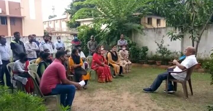 Jamshedpur : विधायक सरयू राय से मिले बेरोजगार हुए शिक्षक, मिला न्याय का भरोसा