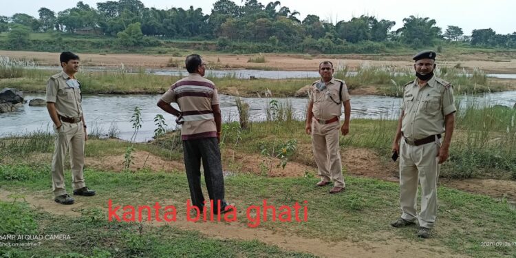 West-Singhbhum : जगन्नाथपुर एसडीपीओ ने की मझगांव के पांच बालू घाटों पर छापामारी, जैंतगढ़ में पकड़ा गया बगैर कागजात गिट्टी लदा डंपर
