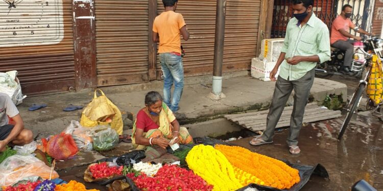 Jamshedpur : सड़क पर बह रहे गंदे पानी व बजबज नालियों के किनारे बिकते हैं श्रद्धा के फूल