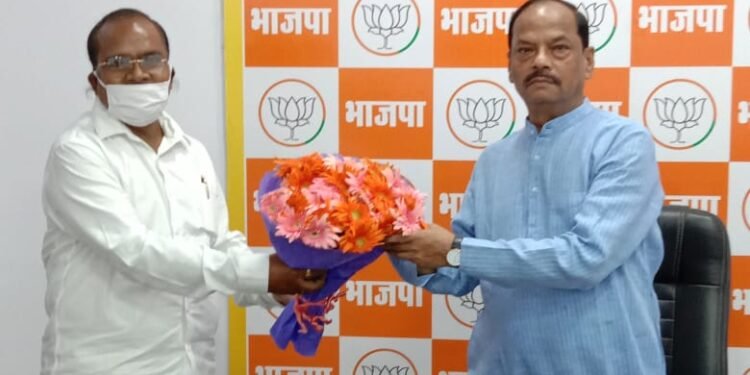 Seraikela : पूर्व मुख्यमंत्री रघुवर दास को भाजपा का राष्ट्रीय उपाध्यक्ष बनाये जाने पर बधाइयों का तांता, पूर्व विधायक साधुचरण महतो व आदित्यपुर के डिप्टी मेयर अमित सिंह समेत सरायकेला-खरसावां के पार्टी कार्यकर्ताओं ने मिल कर दी बधाई