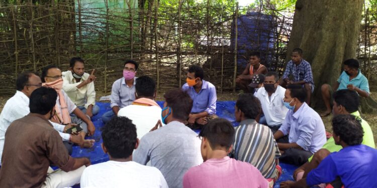 Jamshedpur : हितकू पंचायत में विस्थापित एवं प्रभावित बेरोजगार संघर्ष समिति की बैठक, यूसिल नरवा माइंस के खिलाफ असंतोष