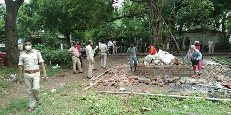 jamshedpur-encroachment-कदमा में इमामबाड़ा के नाम पर हो रहे अतिक्रमण को पुलिस और टाटा स्टील के लैंड डिपार्टमेंट ने किया नाकाम, विश्व हिन्दू परिषद और बजरंग दल के विरोध पर हुई कार्रवाई, क्षेत्र में पुलिस की मुश्तैदी से टकराव टला