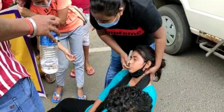 Jamshedpur : कलाकार संघ ने उपायुक्त कार्यालय के बाहर दिया धरना, लॉकडाउन में काम चालू नहीं होने से क्षुब्ध हैं संघ के लोग, साहब ने मिलने से किया इंकार, युवती हुई बेहोश