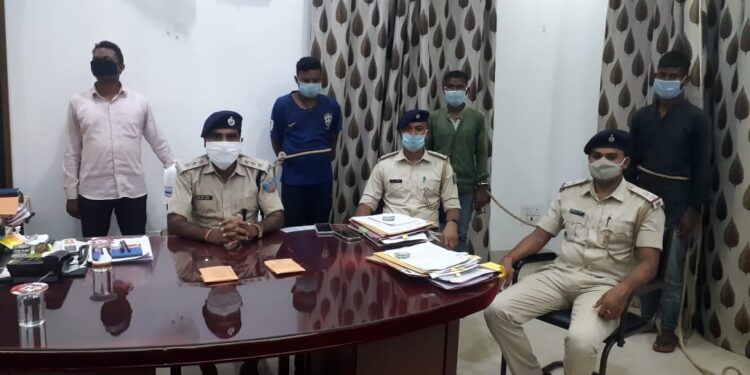 West-Singhbhum : सेल गुवा चिकित्सालय का हुआ निरीक्षण एवं मरीजों के बीच फल वितरण