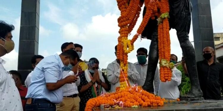 Jamshedpur-Gandhi-Jayanti : जमशेदपुर में जयंती पर याद किये गये महात्मा गांधी व भारत रत्न लाल बहादुर शास्त्री, गांधी मैदान में मंत्री बन्ना समेत जिले के आला अधिकारियों, खादी ग्रामोद्योग में एसएससी ने दी महात्मा गांधी को श्रद्धांजलि, को-ऑपरेटिव कॉलेज में कई कार्यक्रम, भाजपा ने श्रद्धा-सुमन अर्पित किये, बाराद्वारी में विश्वकर्मा समाज ने मनायी गांधी जयंती, बाराद्वारी गांधी आश्रम में मनी गांधी-शास्त्री जयंती, गांधी शांति प्रतिष्ठान ने पैदल यात्रा कर समतामूलक समाज के निर्माण का संदेश दिया