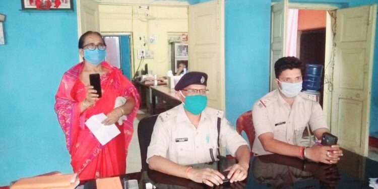 Adityapur : पुलिस के प्रयास से मिला महिला का खोया हुआ पर्स व मोबाइल