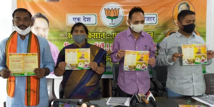Jamshedpur-rural :फालदोहा में सांसद पुत्र कुणाल महतो ने 500 जरूरतमंदों के बीच बांटा कंबल