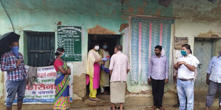 jamshedpur-rural-एनईपी निदेशक व प्रखंड विकास पदाधिकारी ने विकास योजनाओं का लिया जायजा, पीडीएस दुकानों का किया निरीक्षण jamshedpur-rural-एनईपी निदेशक व प्रखंड विकास पदाधिकारी ने विकास योजनाओं का लिया जायजा, पीडीएस दुकानों का किया निरीक्षण
