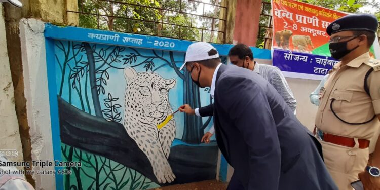 west-singhbhum- सभी सरकारी भवनों की दीवारों पर वॉल पेंटिंग के जरिए वन्य प्राणियों के साथ संवेदनशीलता का संदेश